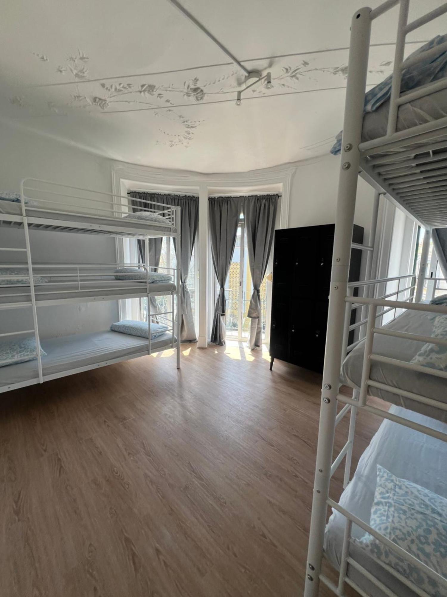 Cama em Dormitório Feminino com 6 Camas